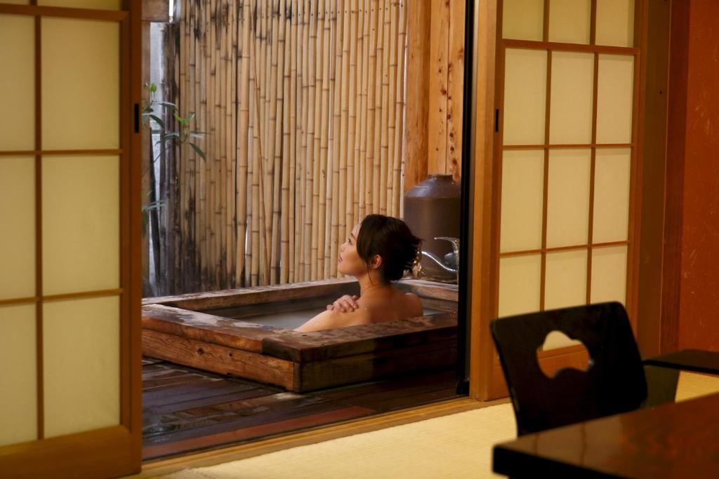 Японская общая купальня. Общественная японская баня сэнто. Сэнто баня в Японии. Японские смешанные бани сэнто. Японская баня сэнто женщины.